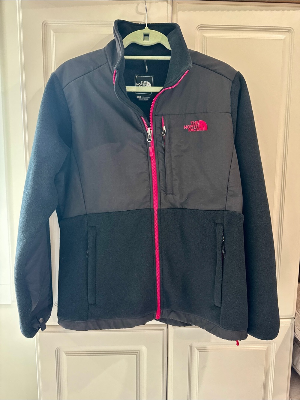 The North Face Women’s Denali Fleece Jacket Large in Black w Pink Accents NWOT